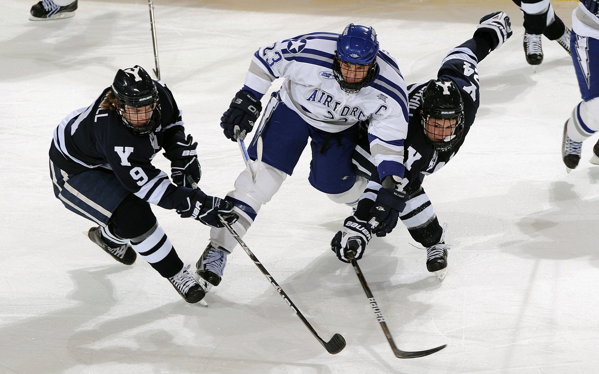 中国足球的青少年教练员培养机制建设方案，青少年足球教练员的素质